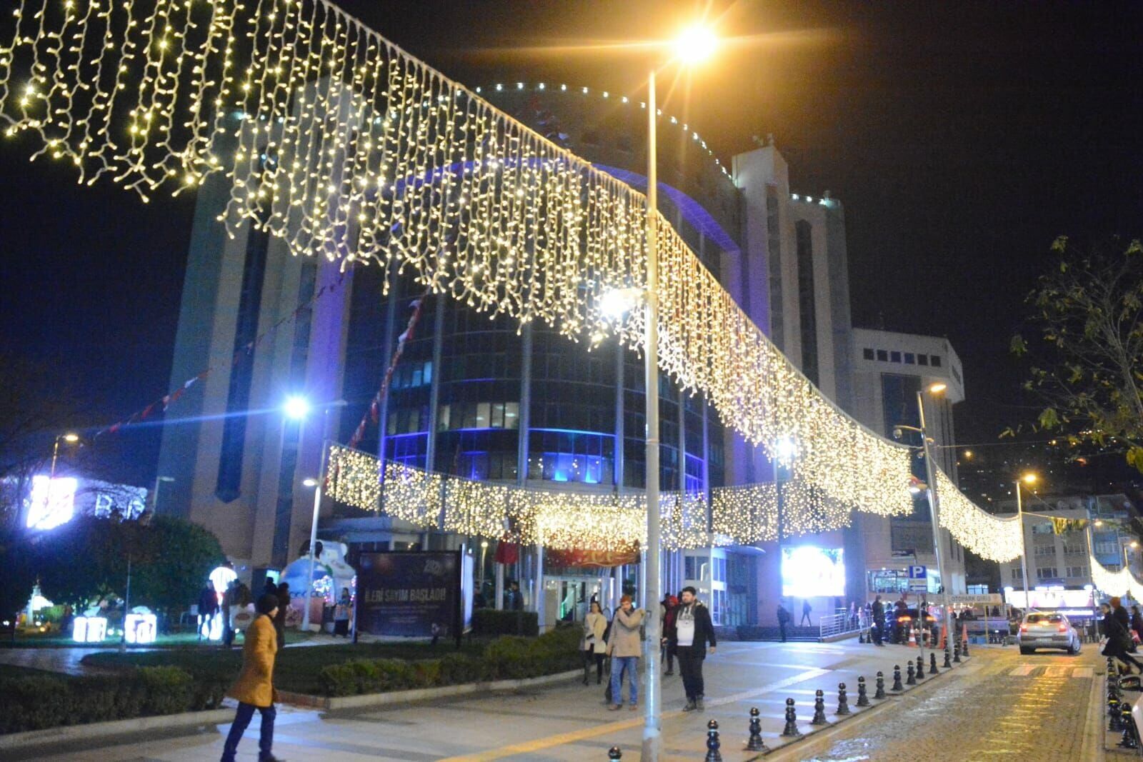 Sarkıt Saçak Led Yılbaşı Süsü 2x2 Metre 400 Ledli Saçak Yılbaşı Ağacı Süsü Beyaz Kablo SNC-601 6400K (Beyaz Işık)