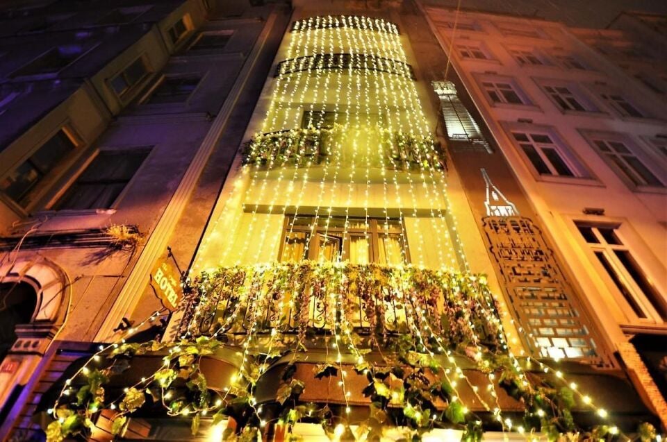 Flaşlı Sarkıt Saçak Led Yılbaşı Bina Süsü 2x10 Metre 2000 Ledli Saçak Bina Süsü Beyaz Kablo SNC-608